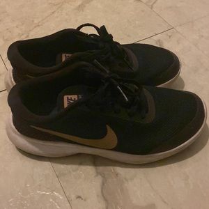 Nike sneakers size 6 excellent condition